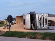 Homem fica ferido após perder o controle e tombar a carreta que conduzia na BR-163