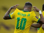 Bolsonaro concedeu a Neymar uma das maiores honrarias antes de deixar cargo