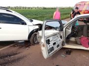 Três ficam feridos após motorista perder o controle e bater em carro estacionado