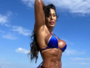 Com bumbum gigante, Gracyanne Barbosa posa deslumbrante na praia: “Perfeito!”