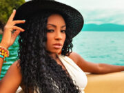 Lumena Aleluia desfila por calçadão de praia e tira fotos com fãs: “Salvador!”