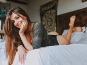 Sarah Caus causa alvoroso na web com cliques polêmicos: “Que mulher é essa?”