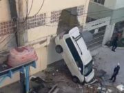 Carro atravessa parede e despenca de garagem em cima de mulher e bebê em SC