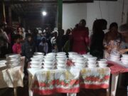 Após passar fome, mulher serve refeições a quem precisa