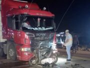Jovem de 17 anos bate moto na frente de caminhão e morre na BR-163