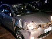 Motociclista morre após invadir preferencial e bater em carro