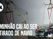 Caminhão guindaste de 55 toneladas despenca ao ser retirado de navio em SC; veja