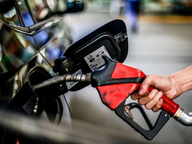 os-cinco-aumentos-seguidos-ao-consumidor-vieram-mesmo-com-a-petrobras-mantendo-o-preco-do-combustivel-congelado-ha-73-dias-agencia-brasil-1668212118782_v2_4x3.jpg