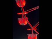 Casal é filmado fazendo sexo em roda-gigante durante evento de carnaval fora de época; veja