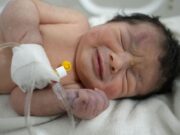 Bebê recém-nascida é resgatada de escombros de terremoto ainda com o cordão umbilical