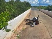 Motociclista morre ao bater na proteção de ponte e cair no rio