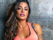 Aline Campos aposta em look ousado e posa em frente ao espelho: “lookinho do evento!”