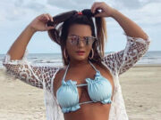 Geisy Arruda para praia com fio dental enterrado na comissão: “Menina do Rio!”