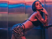 Com fio dental enterrado no limite, Tati Zaqui faz carão sexy: “Vai tomar sent*da!”