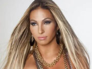 Com saia minúscula, Valesca Popozuda empina e deixa fio à mostra: “Rainha!”