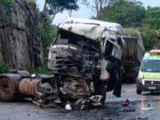 Caminhoneiro morre após capotamento de carreta na Serra de São Vicente