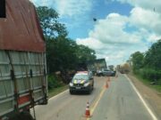 Duas pessoas ficam feridas em acidente entre um carro e 3 caminhões na BR-364