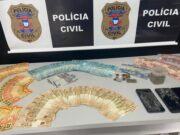 Procurado por tortura e ocultação de cadáver é preso em casa com R$ 6 mil e drogasDa Redação Um criminoso procurado pela Polícia Civil foi preso nesta quinta-feira (2), em Alto Araguaia, em uma casa onde foram apreendidos mais de R$ 6 mil. Ihan Kelvin, de 24 anos, responde pelos crimes de tortura, cárcere privado e ocultação de cadáver. Ele foi localizado em uma residência usada como uma espécie de ‘cofre’, por traficantes, para guardar valores arrecadados com a venda de entorpecentes. Equipes da Delegacia de Alto Araguaia seguiram ao bairro Gabiroba para apurar uma denúncia anônima que apontava um possível local onde ocorria a venda de drogas. Na casa, os policiais civis confirmaram a denúncia e veriricaram que uma das pessoas presentes no local era o foragido Ihan Kelvin, conhecido como ‘Máscara’,investigado pela prática dos crimes de tortura, cárcere privado e ocultação de cadáver. Além do foragido, também estava na residência uma mulher, de 20 anos. Foram apreendidos mais de R$ 6 mil e drogas. Também foi encontrado na casa material de propaganda política de um candidato a deputado federal nas últimas eleições. A mulher e o foragido foram conduzidos à Delegacia de Alto Araguaia e autuados em flagrante pelos crimes de tráfico de drogas e associação para o tráfico, além do cumprimento do mandado contra Ihan. Os dois serão encaminhados para audiência de custódia e colocados à disposição do Poder Judiciário. As investigações continuarão no sentido de verificar eventuais crimes associados ao material político encontrado no local e possível participação de outras pessoas.