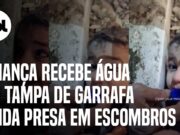 Terremoto na Turquia e Síria: Criança presa em escombros bebe água em tampa de garrafa