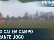 Raio cai em campo durante jogo de futebol e por pouco não atinge atleta; veja