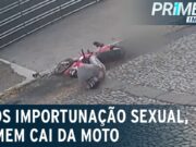 Homem pratica importunação sexual contra mulher e cai da moto; veja
