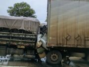 Motorista morre prensado em batida entre caminhão e carreta