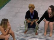 Bruna bate boca com Amanda por ela manter amizade com Cezar