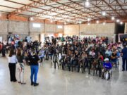 Moradores de Chapada dos Guimarães são atendidos em mutirão idealizado pela primeira-dama de MT O MUTIRÃO DA CIDADANIA E A EQUIPE DO ÔNIBUS LILÁS DA SETASC, PROMOVEU PALESTRA SOBRE O COMBATE E A PREVENÇÃO À VIOLÊNCIA DOMÉSTICA - FOTO POR: JOÃO REIS