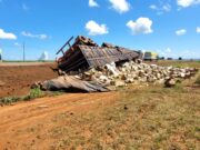 Carreta carregada de óleo tomba em rodovia federal de MT