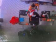 Vídeo: Mulher esfaqueia suposta amante do marido dentro de supermercado