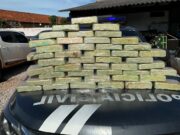 Dupla é presa com 44 tabletes de cocaína em fundo falso de pick-up