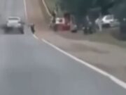 Motociclista faz manobra imprudente e bate violentamente contra traseira de carro