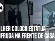 Mulher coloca estátua preta de bode com chifres na frente de casa e viraliza nas redes