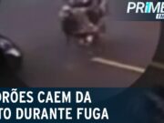 Flagra: ladrões atrapalhados tentam fugir e caem da moto em SP