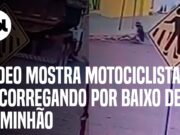 Motociclista cai de moto, escorrega por baixo de caminhão e sai andando; veja