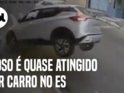 Carro invade em calçada e quase atinge idoso; vídeo mostra o acidente no ES