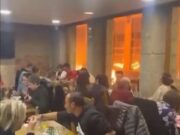 Clientes de restaurante na França comem tranquilamente apesar de incêndio; veja