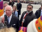 Homem tenta fazer a ‘coroação’ do rei Charles III com coroa de papel de rede de fast food