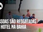 Pessoas são resgatadas em caiaques em hotel na Bahia após inundação