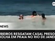 Bombeiros resgatam casal preso em bolha em praia no Rio de Janeiro; veja