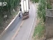 Motorista salta de caminhão em movimento antes de capotar no Espírito Santo; veja