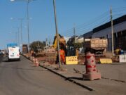 Trânsito na Estrada do Moinho fica em pista única para obras