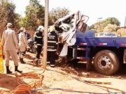 Batida entre caminhão e carreta deixa motorista preso às ferragens