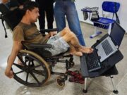Estudante com paralisia consegue cadeira motorizada e dinheiro para reforma da casa Reprodução
