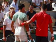 Alcaraz se machuca na semifinal e Djokovic ganha ‘decisão antecipada’ de Roland Garros