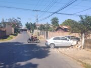 Carro invade preferencial, bate em veículo e derruba muro de casa em Várzea Grande