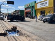 Bandido rouba carro, mata motociclista na fuga e acaba morto dentro de esgoto