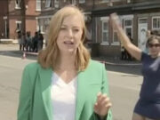 Mulher causa fúria ao dançar durante reportagem sobre assassinatos na Inglaterra