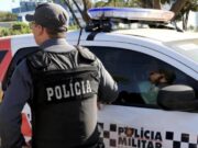 Homem é preso após ofender PMs e perturbar clientes de distribuidora em Cuiabá