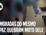 Adolescentes descobrem que namoravam mesmo rapaz e quebram moto dele; veja